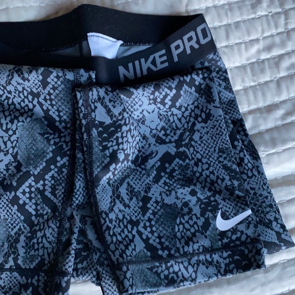 Nike Pro capri leggings - Picture 2 of 3